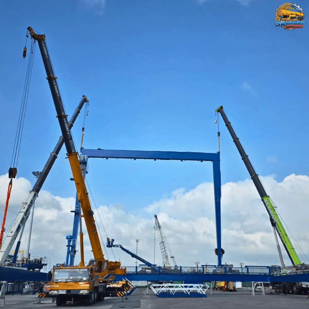 รถเครน หลายคัน Tandem Lift งานยกและติดตั้ง ท่าเรือน้ำลึกสงขลา จ.สงขลา ของท่าเรือน้ำลึกสงขลา - ภาพที่ 1 จาก 4